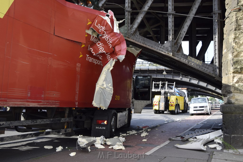 LKW blieb unter Bruecke haengen Koeln Deutz Opladenerstr Deutz Muelheimerstr P067.JPG - Miklos Laubert